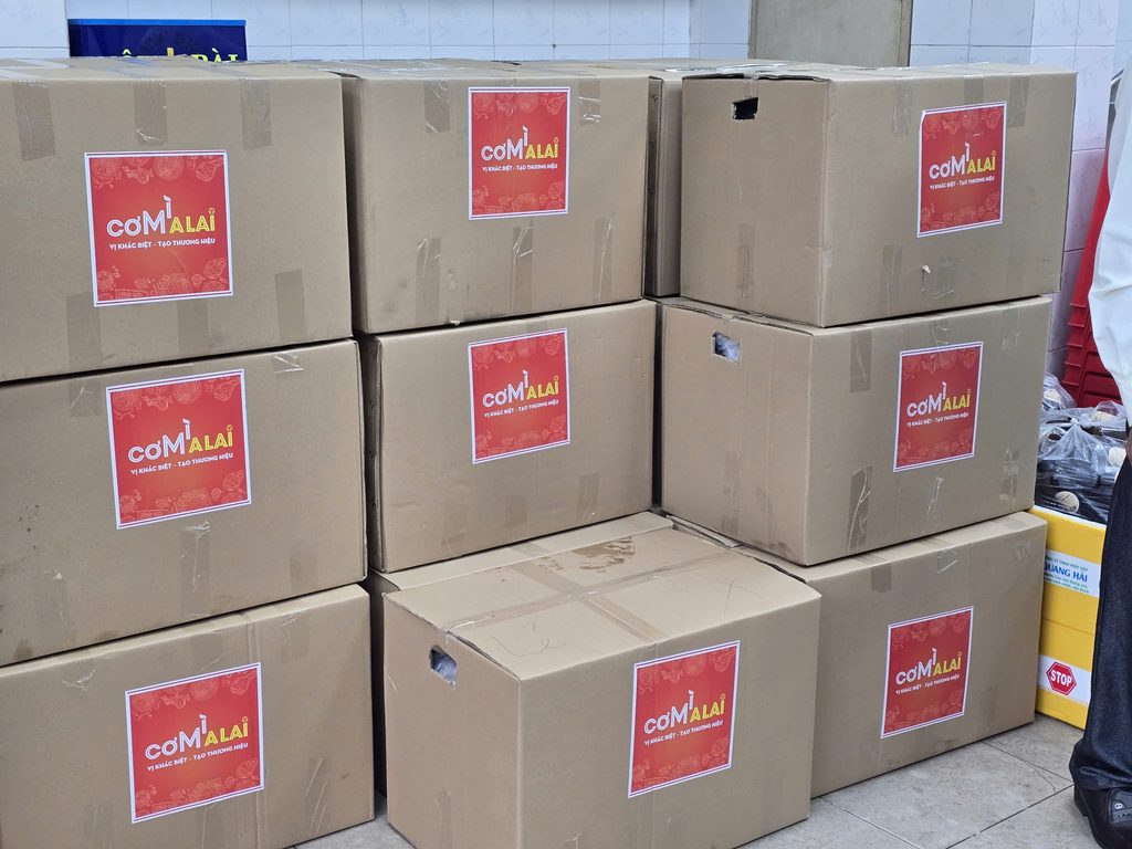 Thùng carton SaLai chứa suất ăn sự kiện chuẩn bị giao đi