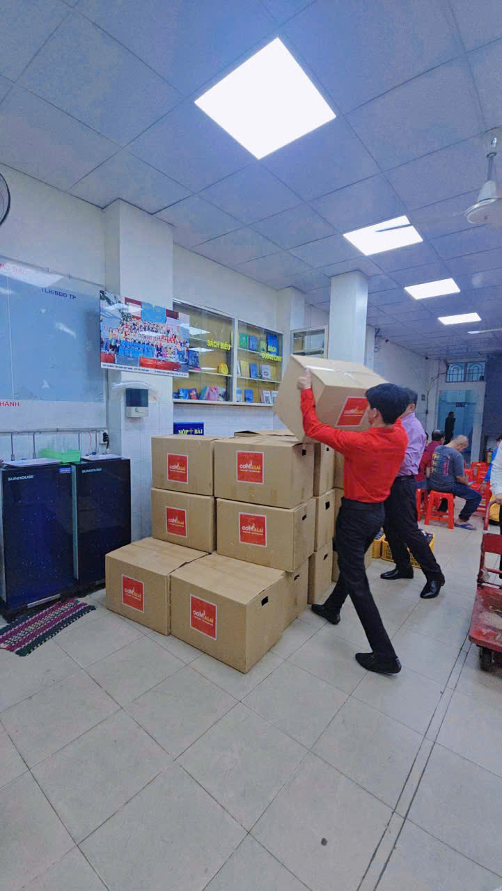 Nhân viên SaLai chuẩn bị các thùng cơm trưa giao cho doanh nghiệp