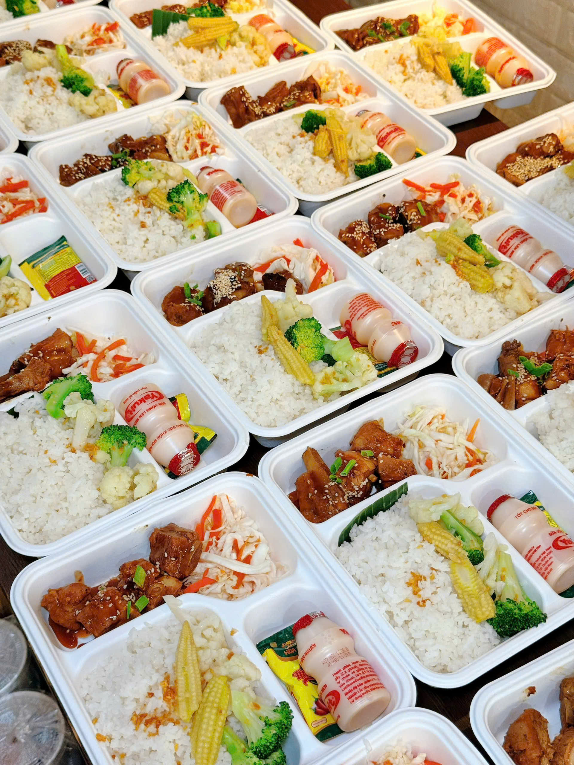 Đặt cơm trưa cho nhân viên: 7 câu cần hỏi nhà cung cấp trước khi chốt