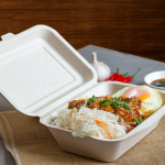 Cơm gà sốt teriyaki SaLai với gà rút xương, rau củ tươi và trứng ốp la trong hộp bã mía