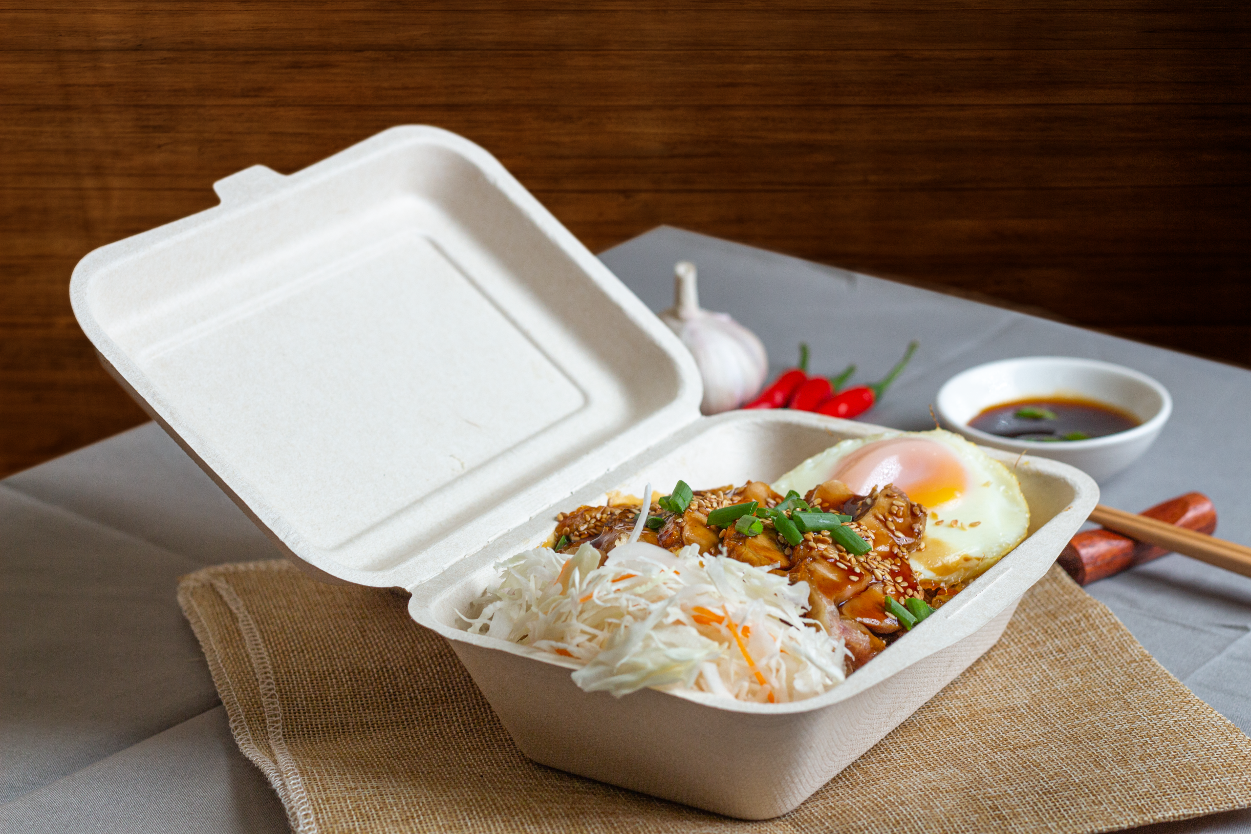 Cơm gà sốt Teriyaki SaLai khác gì cơm gà xối mỡ? 5 điểm khác biệt