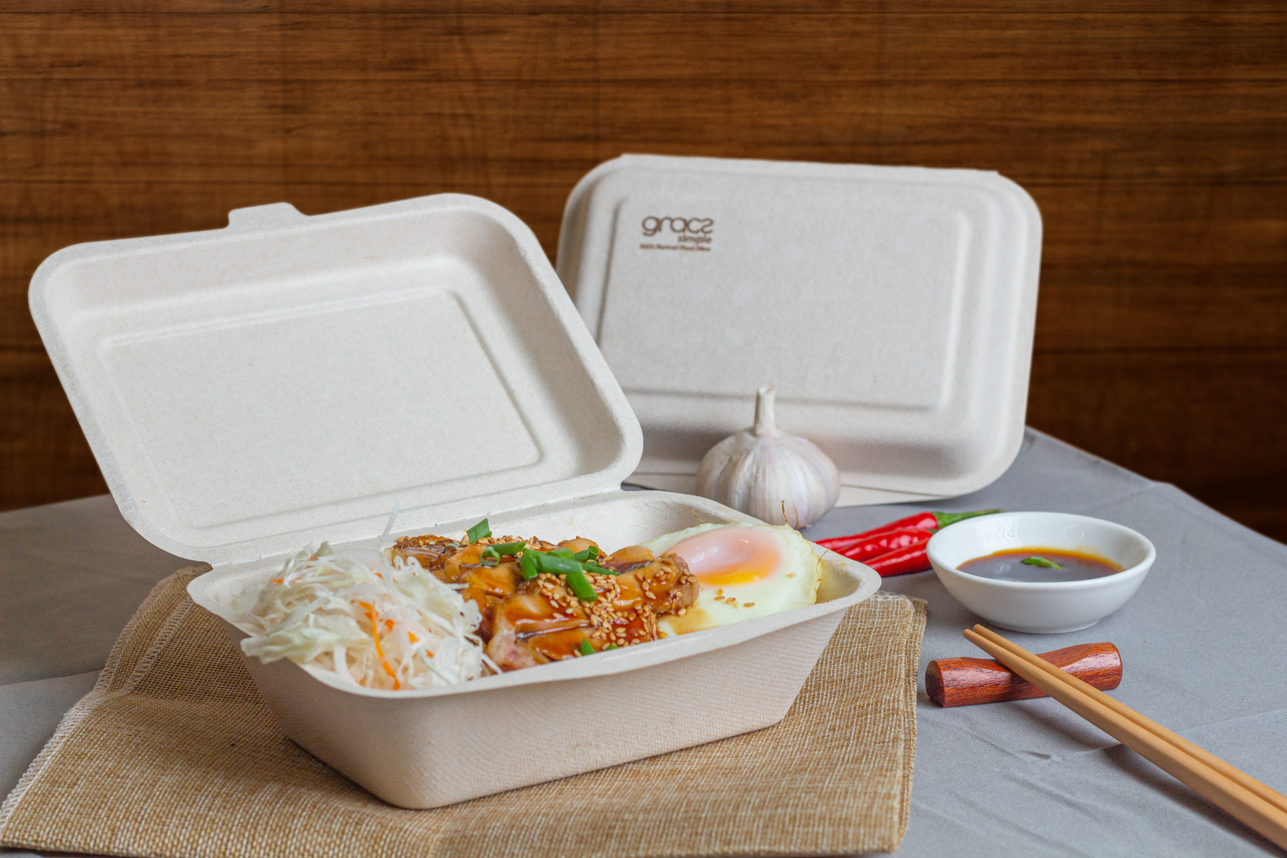 Phần cơm gà sốt teriyaki SaLai vừa ăn, cơm chiên ít dầu và rau củ giòn ngọt